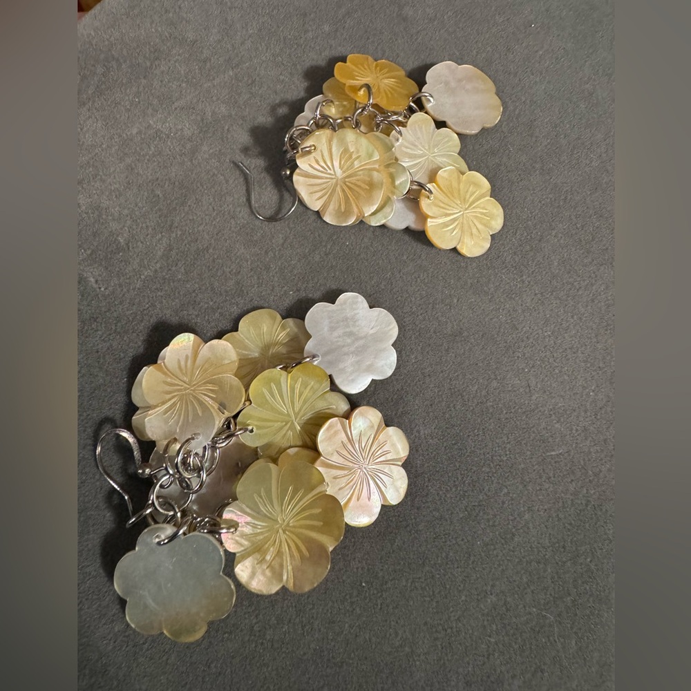 Statement Carved Shell Mother of Pearl Flower Dangle Earrings - Picture 3 of 5
